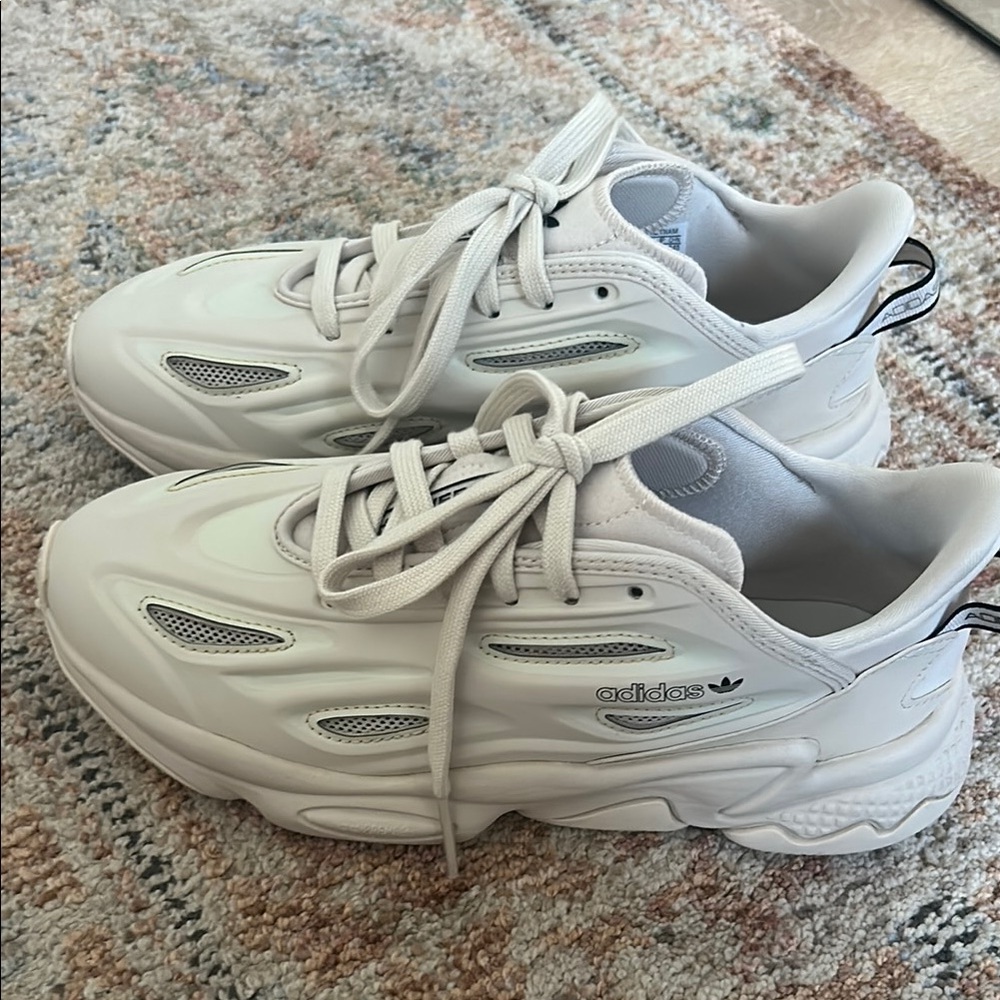 Like new- Adidas Onweego Sneakers